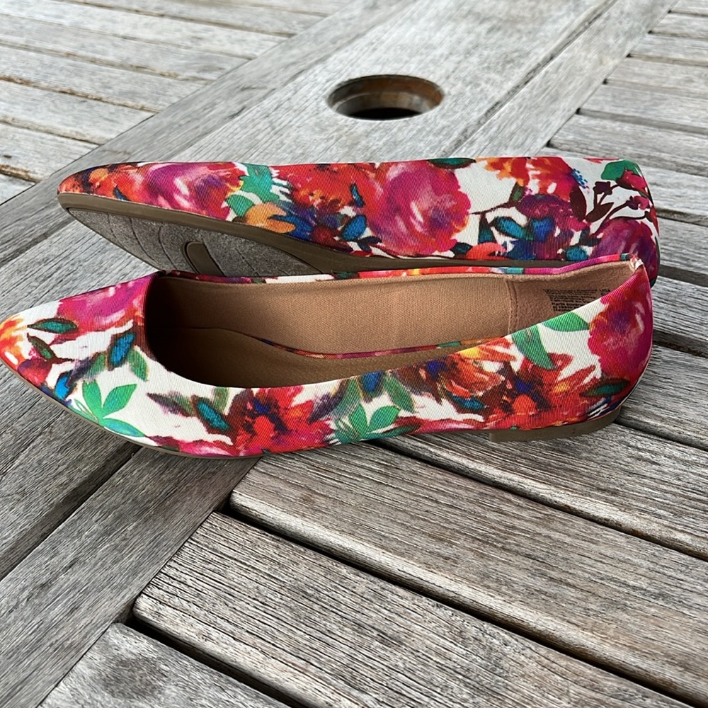 Christian Siriano Pink & Green Floral Pointed Flats - Picture 5 of 13